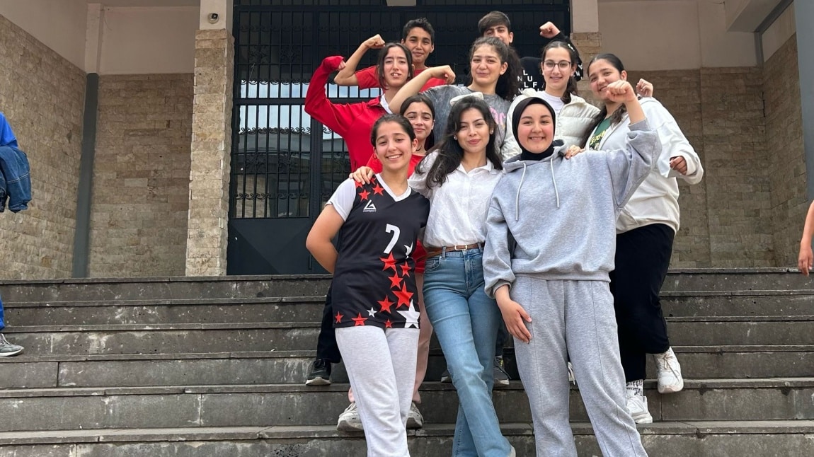  Fatma Şahin Ortaokulu Voleybol Turnuvasında 8/B Şampiyon!